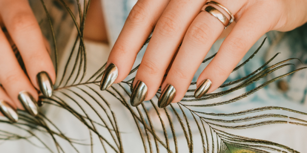 Comment poser tes faux ongles maison comme une pro