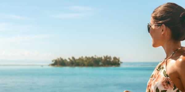 Comment préparer une trousse beauté pratique et pas chère pour voyager léger ?