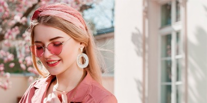 Quelles coiffures adopter avec un bandeau  ? 