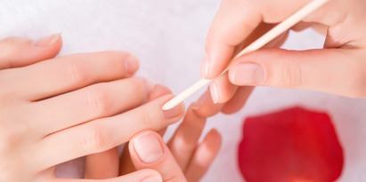 Réparer les petites peaux autour des ongles 