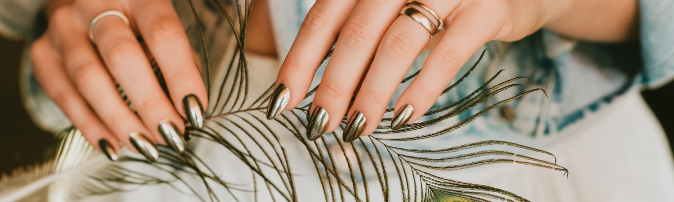 Comment poser tes faux ongles maison comme une pro
