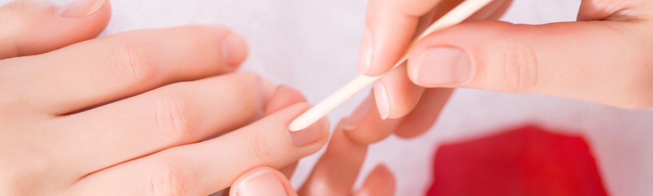 Réparer les petites peaux autour des ongles 